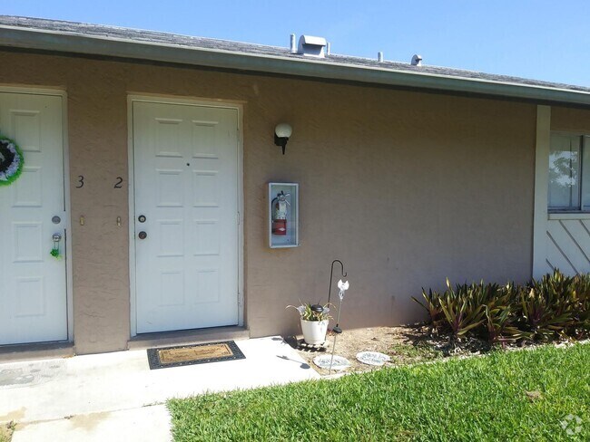 Building Photo - SW area Apartment on a fresh a water canal Unit 923 Gleason Pkwy #2
