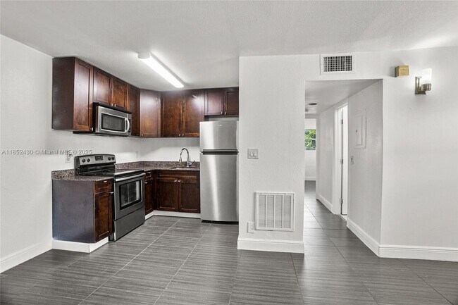 Building Photo - 37 SW 14th St Unit 18 Rental