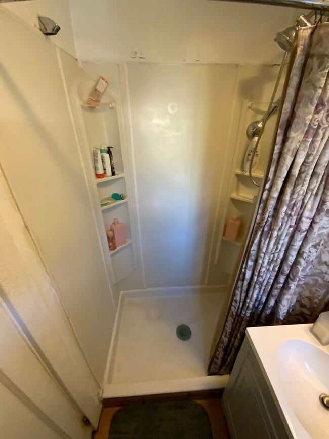 Tacoma home 3bdr 2 bath 1 car garage **** this home is still occupied please do not disrupt the r...