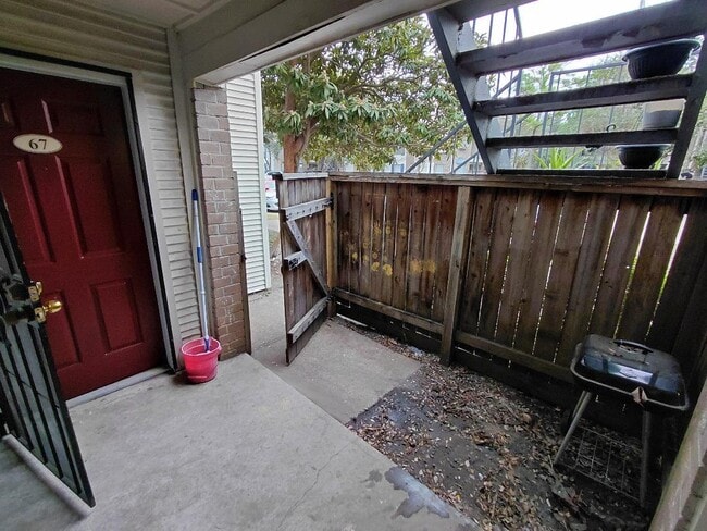 Building Photo - 3900 Woodchase Dr Unit 67