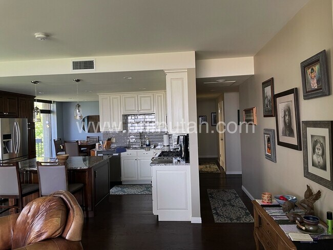 Photo - 940 Donner Way