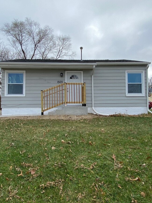 Building Photo - 2 Bedroom 1 Bath Home