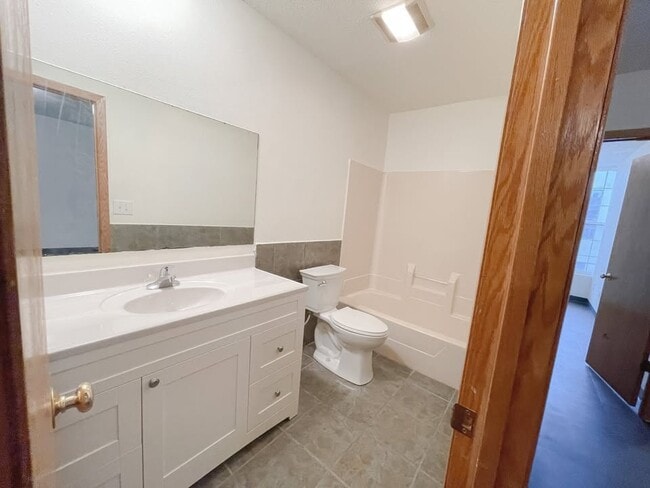 Building Photo - 110 2nd St SE Unit #2 Rental