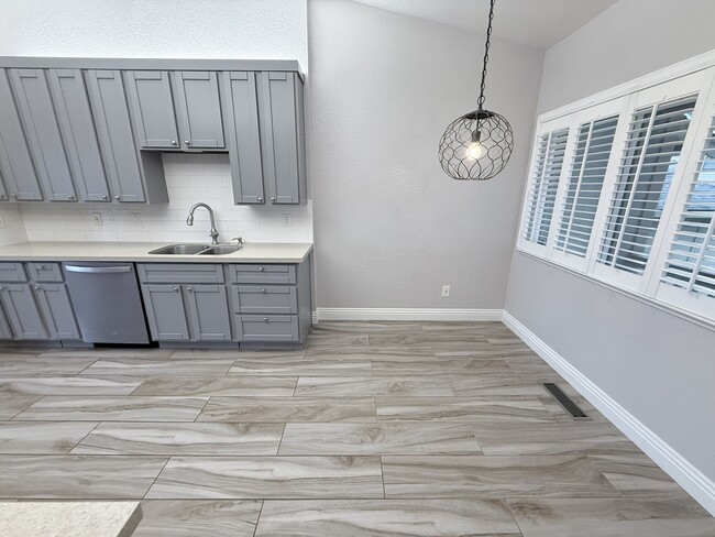 Photo - 533 Bustos Pl