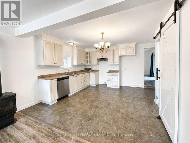 Photo - 989 King St