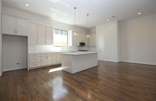 Photo - 820 W 22nd St