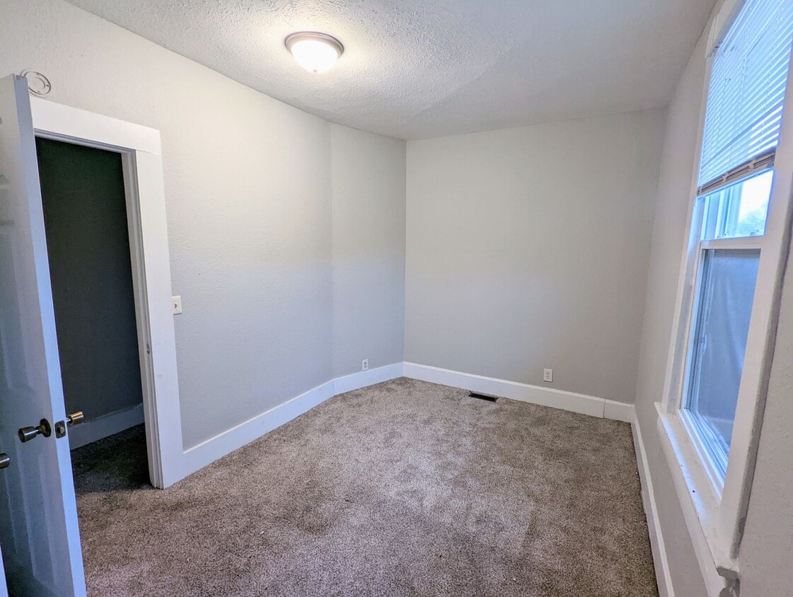 2 bed 1 bath duplex home! - 2 bed 1 bath duplex home!