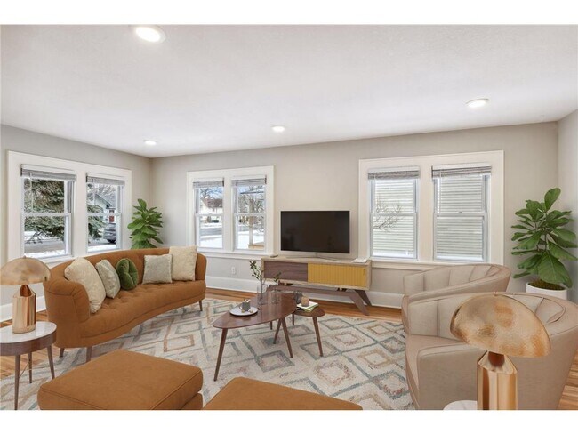 238 8th Ave N