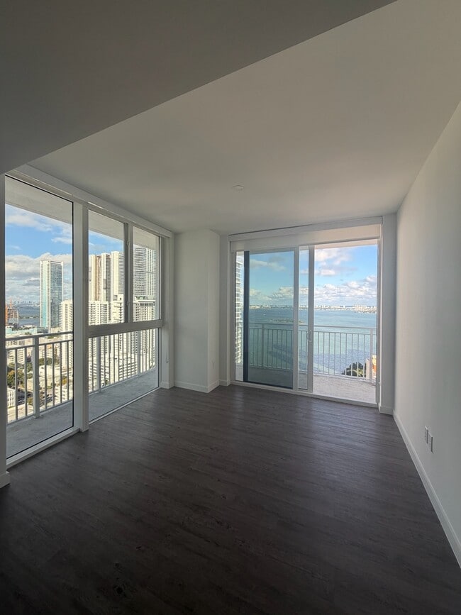 Building Photo - 100 NE 23rd St Unit A2