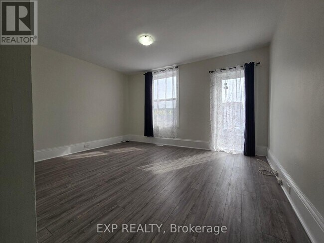 Photo - 1055 Somerset St W