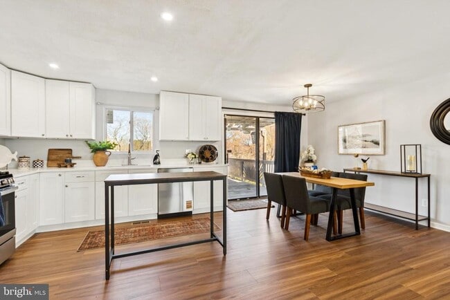 Photo - 5068 Macnamara Dr