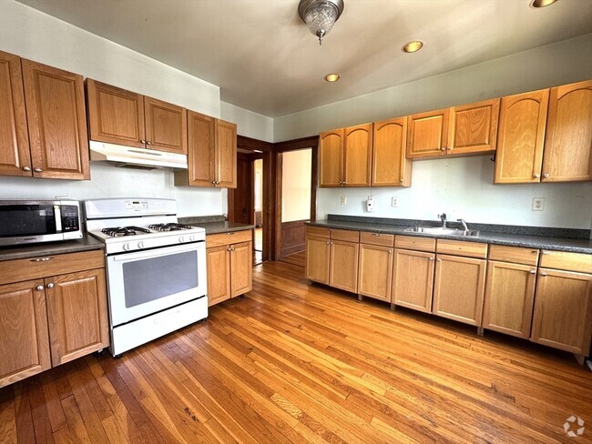 Building Photo - 18 St Peter St Unit 3 Rental