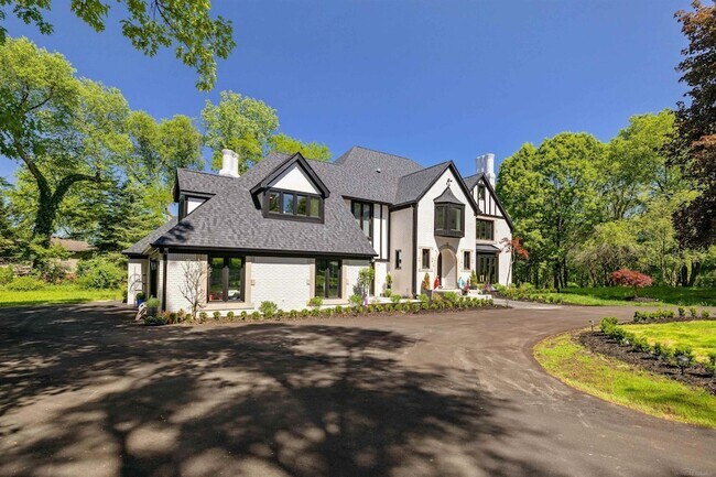 Photo - 300 Camelot Way