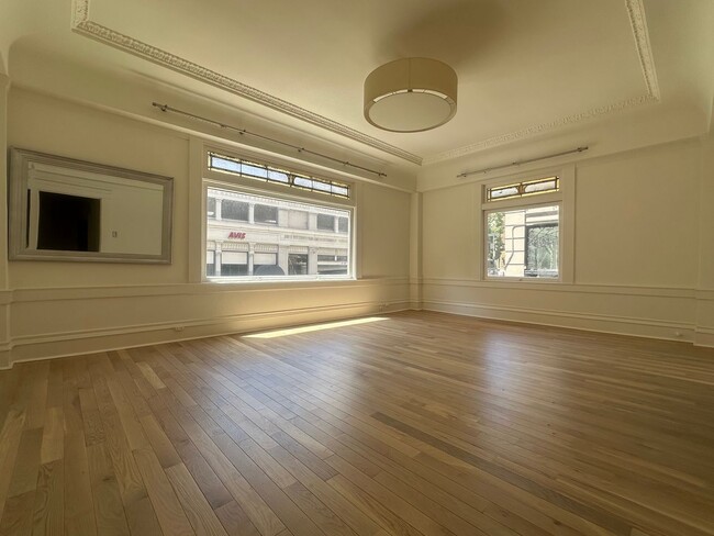Building Photo - Epic REA- Spacious Flexible Plan 2 BR / 1B... Unit #1 Rental