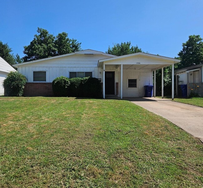 Building Photo - (3) Bed/(1) Bath w/ Carport Available NOW!