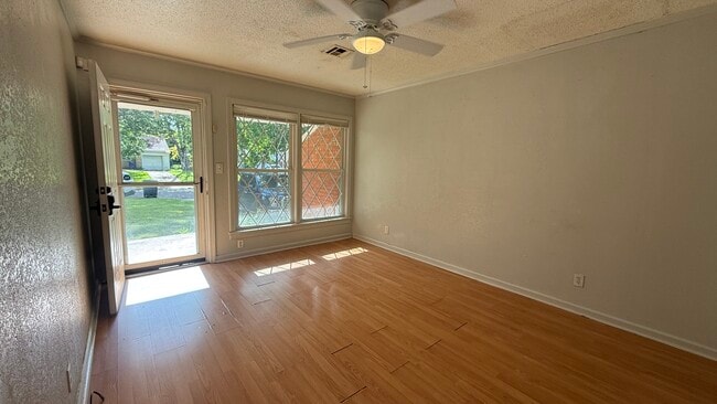 Photo - 1009 N Market Ave