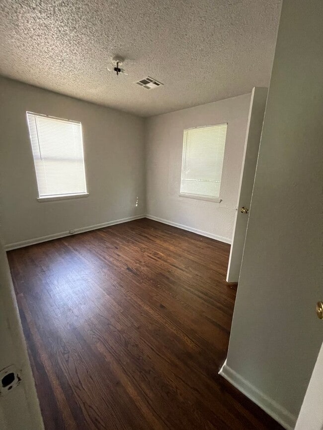 Photo - Renovated  Adorable 4bd 1bth Home