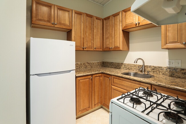 Vaulted ceilings - 3325 Alma St Unit 3325