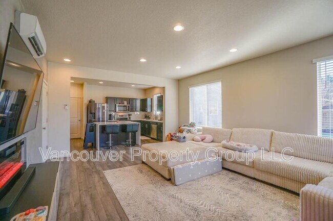 Photo - 2001 NE 4 Seasons Ln