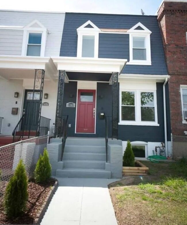 Building Photo - 2408 3rd St NE