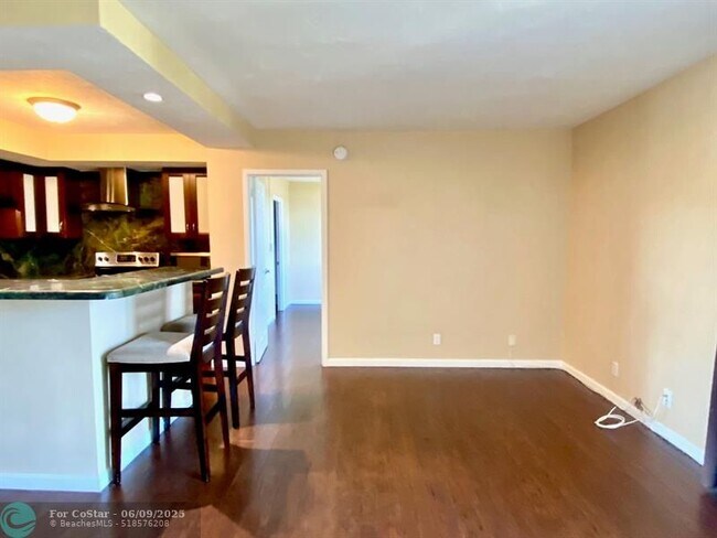 Photo - 1050 SE 15th St Unidad 409