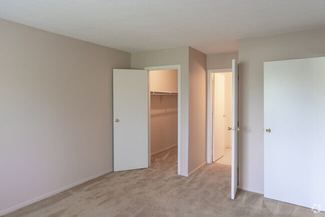 2BR, 1.5BA - 950 SF