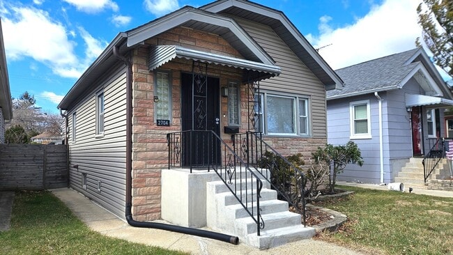 Building Photo - 2704 N New England Ave