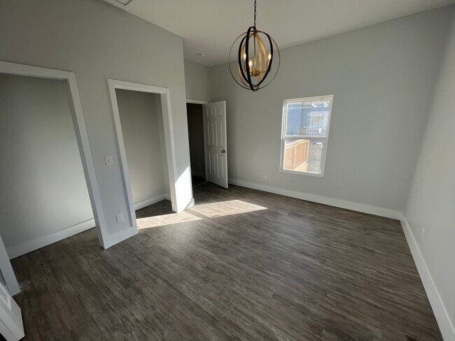 Photo - 12th St (2010 E )