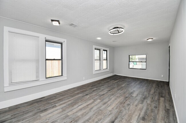 Photo - 1507 Laird St