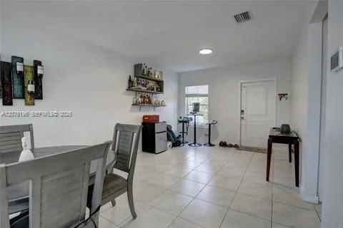 Photo - 565 NE 5th Pl