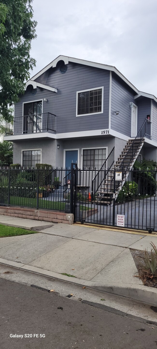 Vista de la calle - 1571 W 207th St Unidad #C