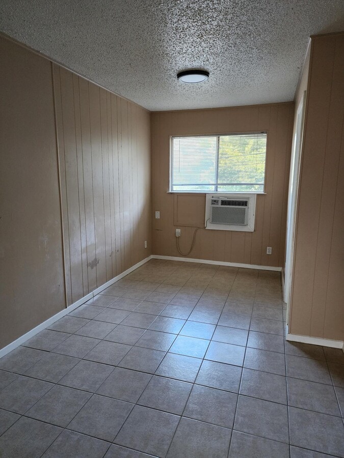 Photo - 104 W North Loop Blvd