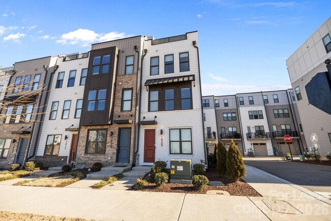 Building Photo - 1925 Dunavant St