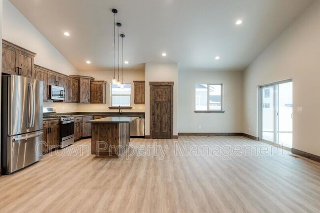 Building Photo - 4032 Snowberry Ave