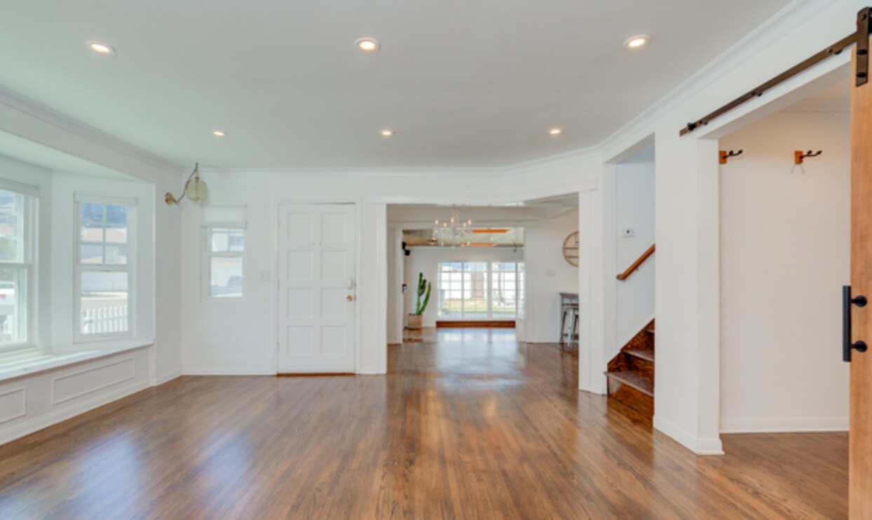 comedor - 7612 Earldom Ave