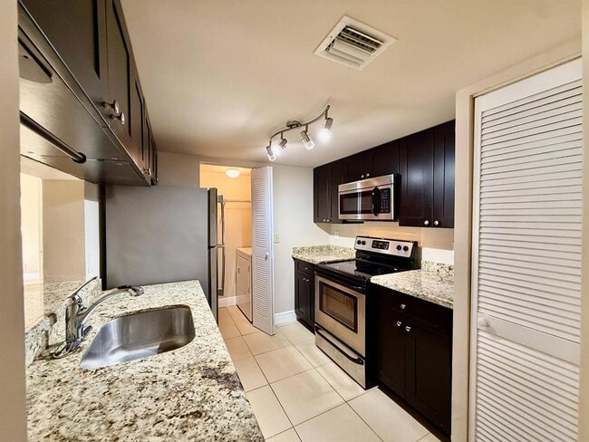 Building Photo - 9901 Westview Dr Unit 324