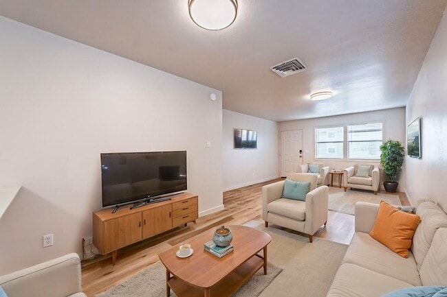 Building Photo - 1419 Anita St