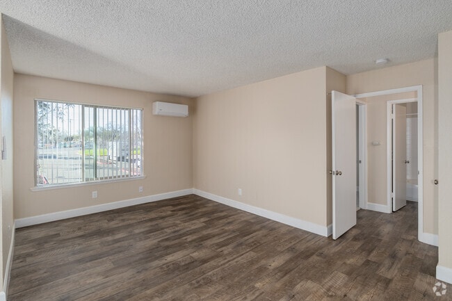 1 habitación, 1 baño - 560 pies cuadrados con gabinetes marrones - Sala de estar - Hazel Wood Apartments