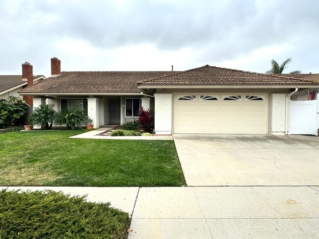 Building Photo - Spacious Single Story Upgraded Home