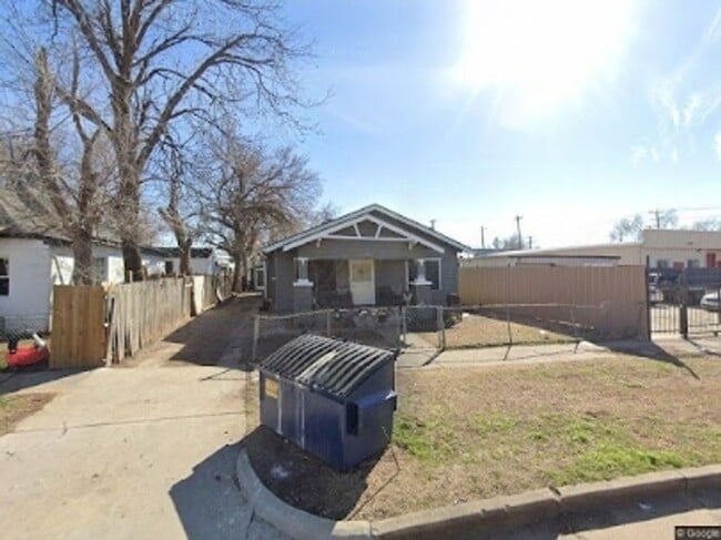 Building Photo - 1732 NW 2nd St Unit 4