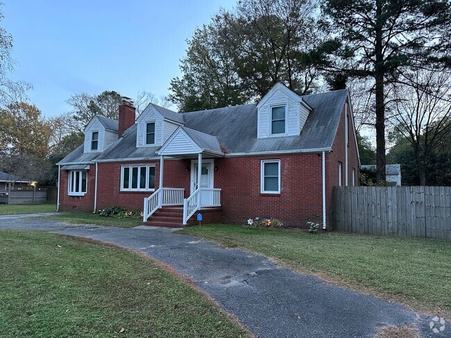 Building Photo - 2 Bedroom Downstairs Duplex in Norfolk Rental