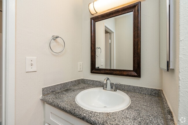 1BR, 1BA - 670SF - Bathroom