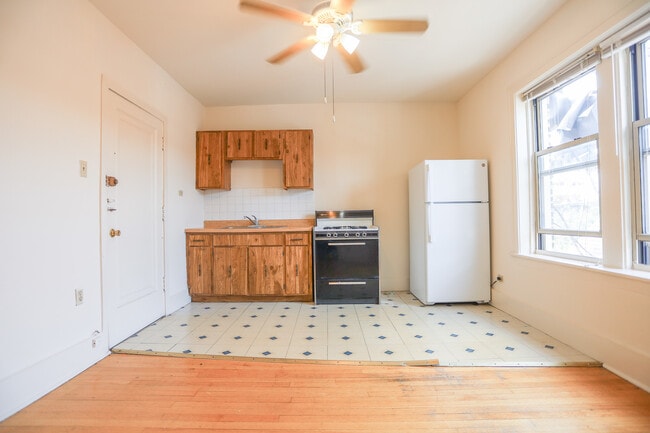 Photo - 1100 W Roscoe St Unit 35