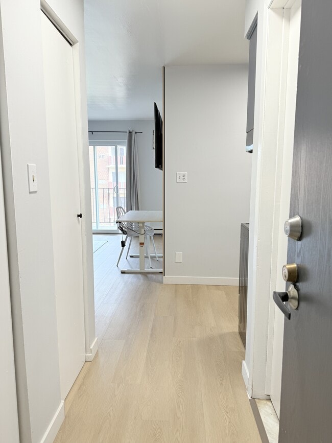 Photo - 1989 Wyandotte St W Unit 405