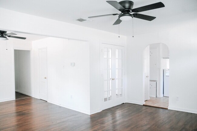 Photo - Cute 2/2 with lots of character!