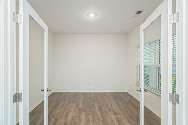 Photo - 944 Utopia Ln