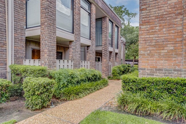 Building Photo - 7555 Katy Fwy Unit 55