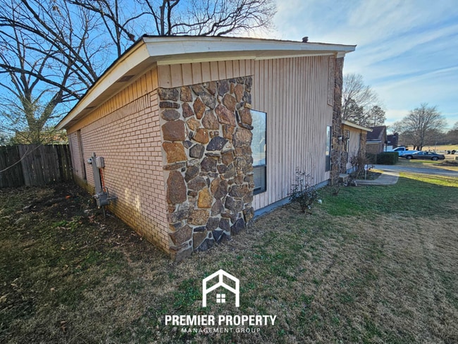 Photo - Spacious 3BR Memphis Home with Vaulted Ceilings, Fireplace & Fenced Backyard