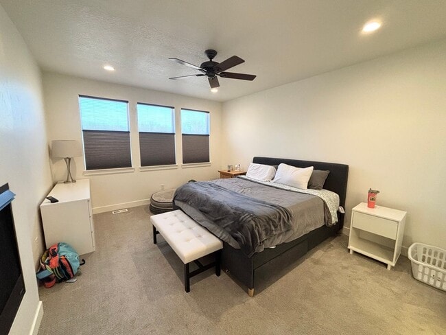 Photo - 4 bedroom/2.5 bathroom Townhome in Salt Lake City