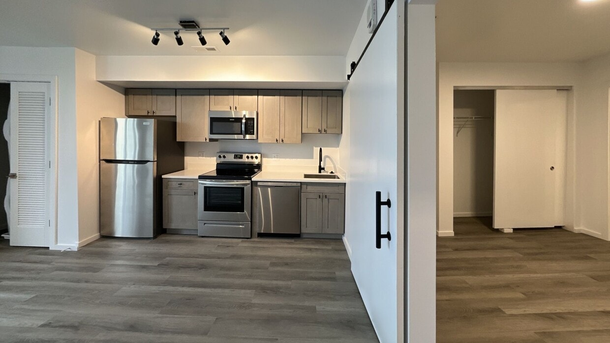 Photo - 725 W Pratt St. Apartments